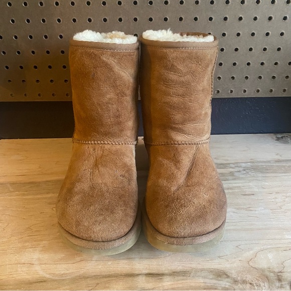 UGGs classic brown boots size 7 - Picture 2 of 8